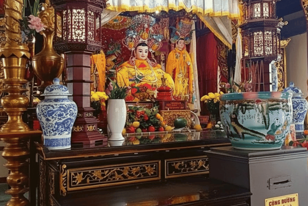 Chiêm bái miếu Bà Chúa Xứ để cầu tài, cầu lộc.